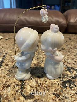 Vintage 1993 Precious Moments Boy and Girl kissing, Salt and pepper Shaker Set